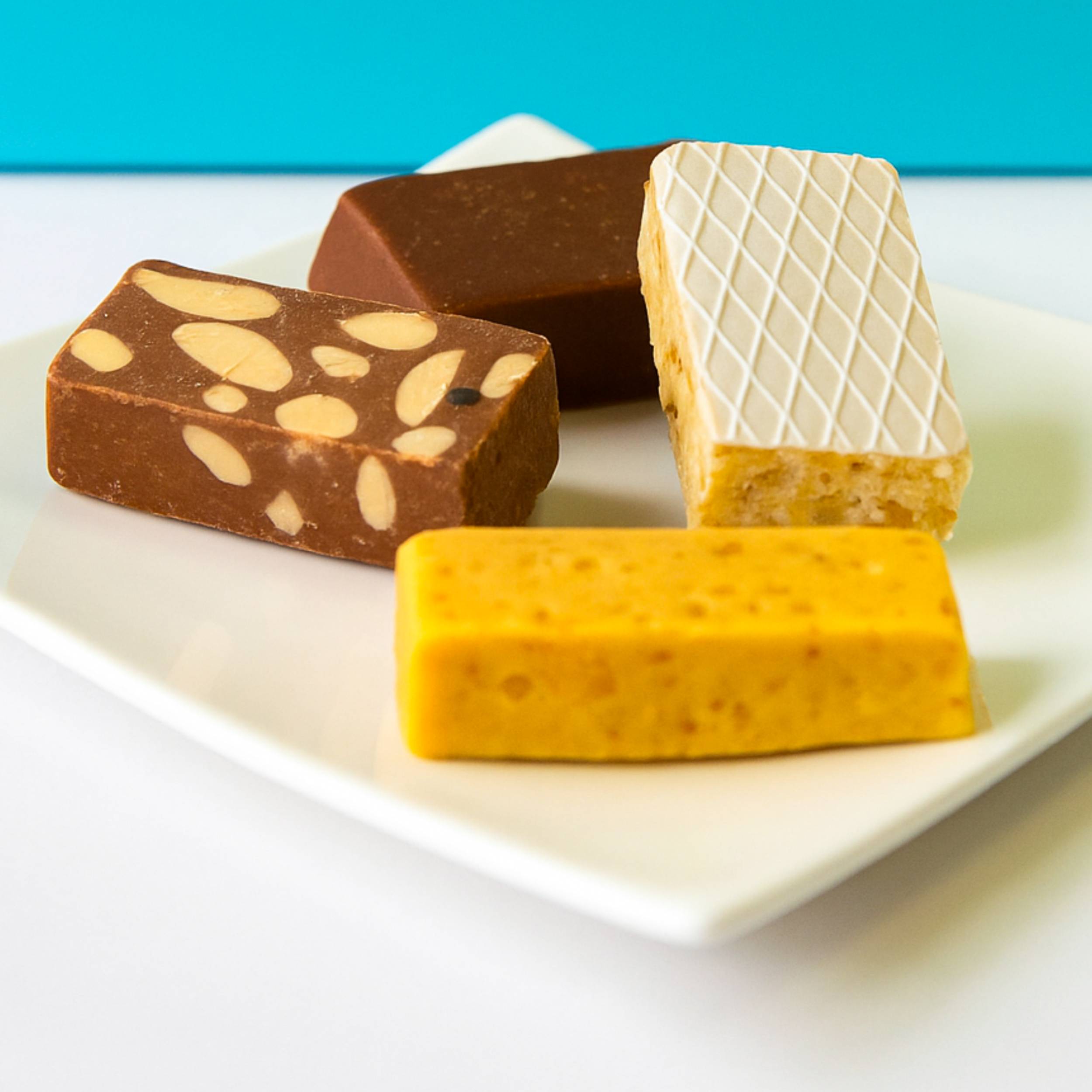 Assortiment de nougat sans sucre Andy Anand, sans gluten - 4 délicieuses saveurs de nougat aux amandes tendres et onctueux (16 pièces) - Fabriqué en Europe 7 oz - Lot de 2